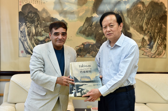 人民日報社社長李寶善會見巴基斯坦《每日郵報》社長兼總編輯馬克東·巴伯。（攝影：翁奇羽）