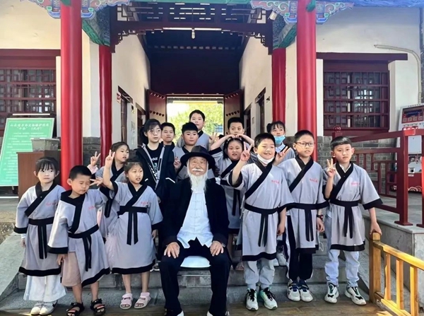 聽孔廟歷史見證人——白胡子爺爺講述臨沂城過去的故事。臨沂市博物館供圖