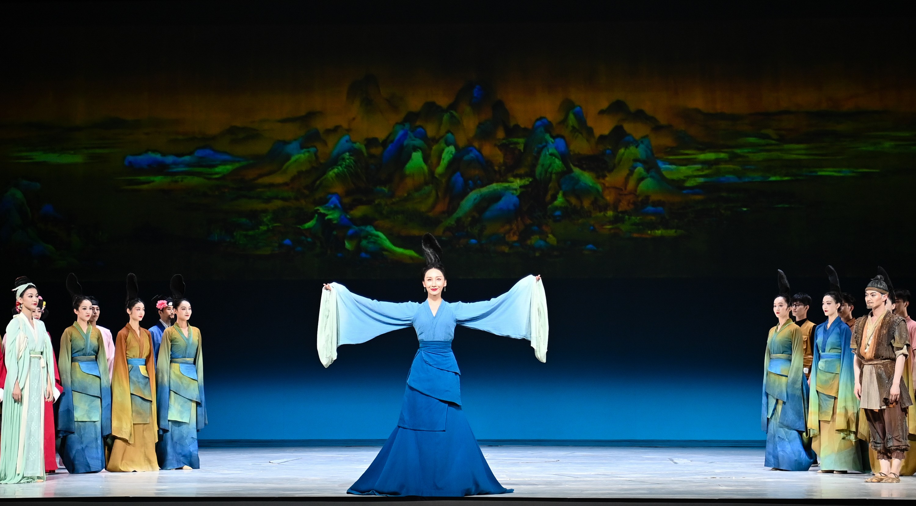 2023年7月20日，中國東方演藝集團演員在烏魯木齊文化中心大劇院表演舞蹈詩劇《只此青綠》。新華社記者 李響 攝