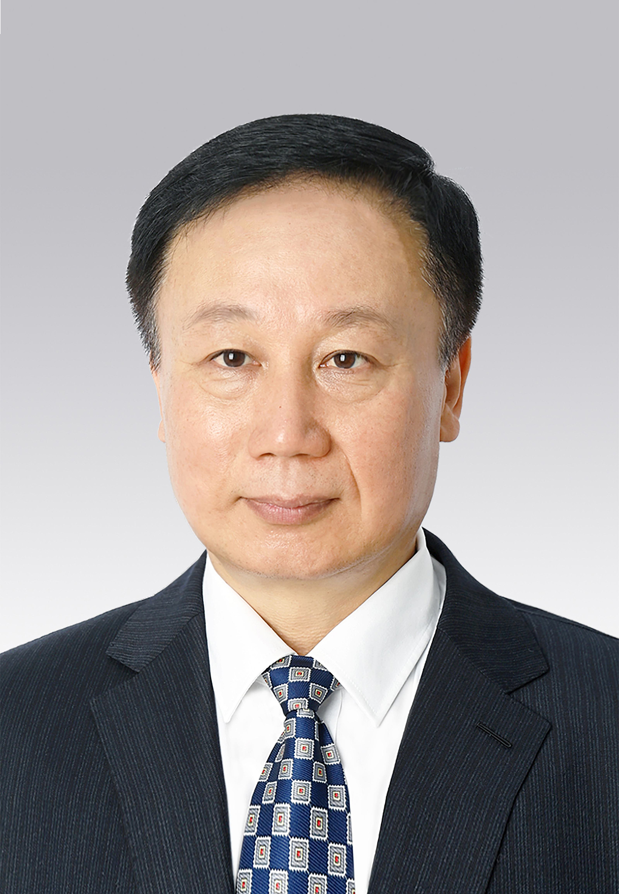 馬宏偉，男，滿族，1969年4月生，研究生學歷，中共黨員，現任人民日報社副總編輯。