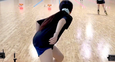 颯！“00后”女生挑戰輪滑速度過樁