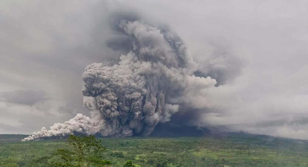 印尼塞梅魯火山噴發(fā)